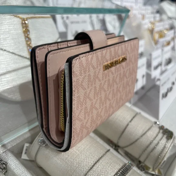 MICHAEL KORS Jet Set Medm Signature Logo BiFold Zip CN Wallet
Powder Blush 
NWT - Picture 7 of 16